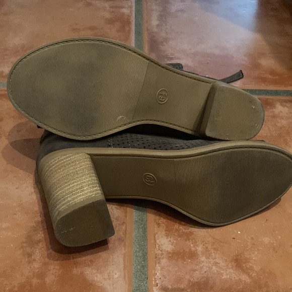 Universal Thread Heals - Picture 4 of 4